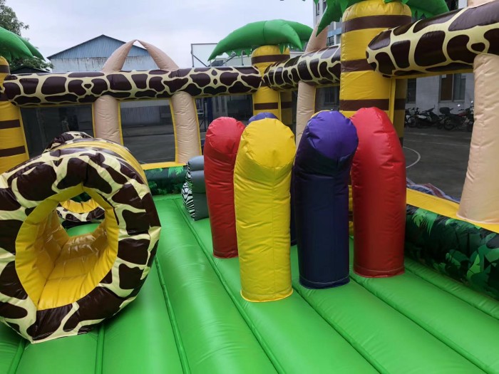 Надувной батут с горкой "Джунгли" 16,5*11*9,3 м