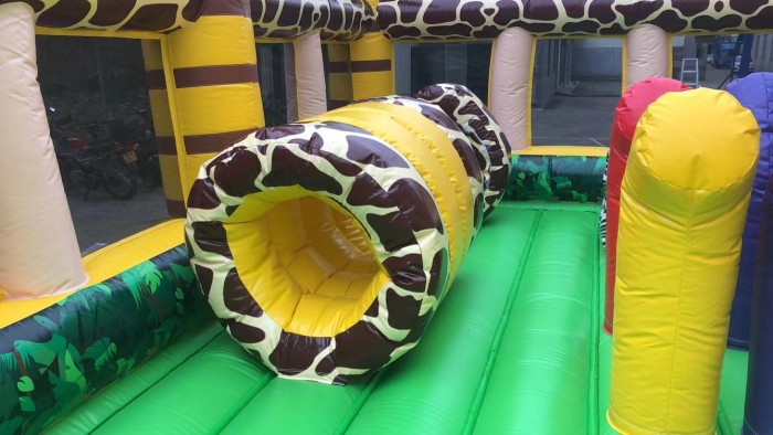 Надувной батут с горкой "Джунгли" 16,5*11*9,3 м