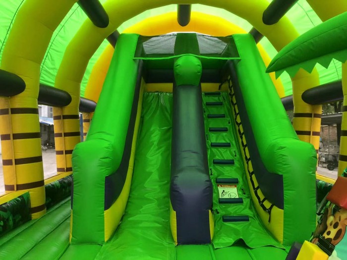 Надувной батут с горкой "Джунгли" 16,5*11*9,3 м