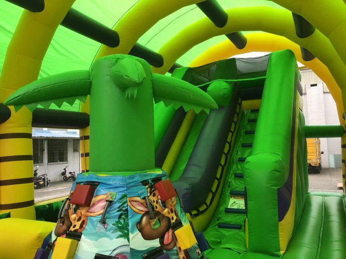 Надувной батут с горкой "Джунгли" 16,5*11*9,3 м
