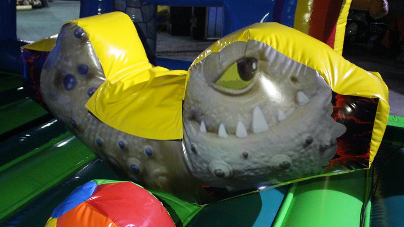 Надувной батут «Как приручить дракона» 18*13*11,5 м