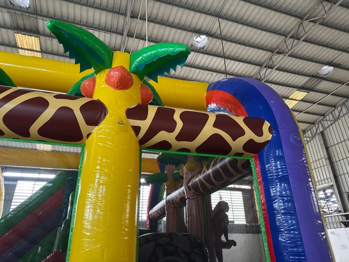 Надувной батут «Остров Динозавров» 19*9*8,2 м 