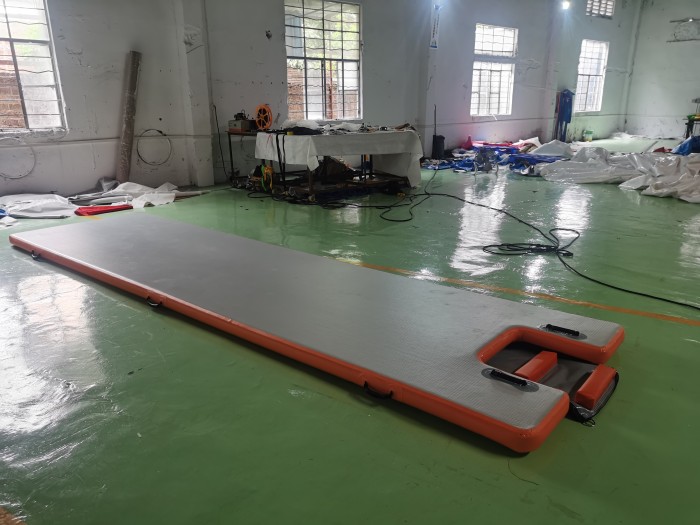 Надувная водная дорожка (с лесенкой) размер 5,5*1,5*0,1 м