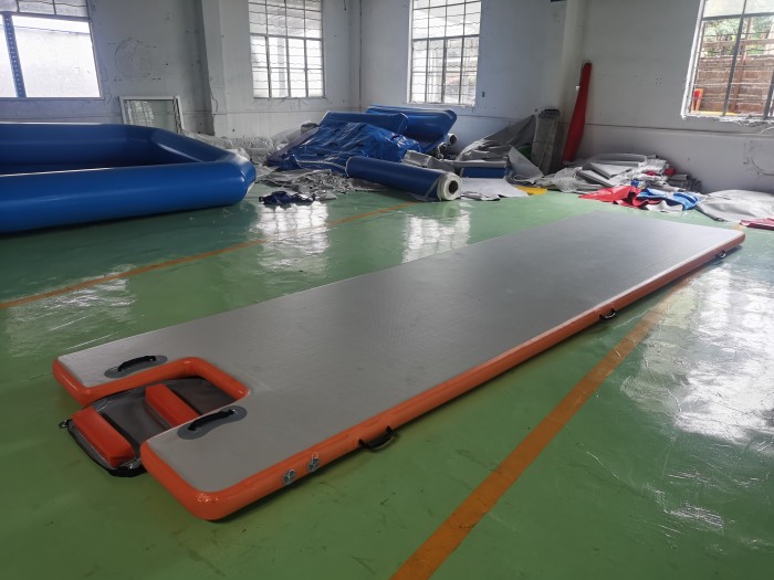 Надувная водная дорожка (с лесенкой) размер 5,5*1,5*0,1 м