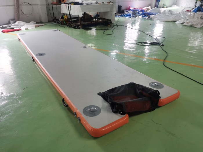 Надувная водная дорожка (с лесенкой) размер 5,5*1,5*0,1 м