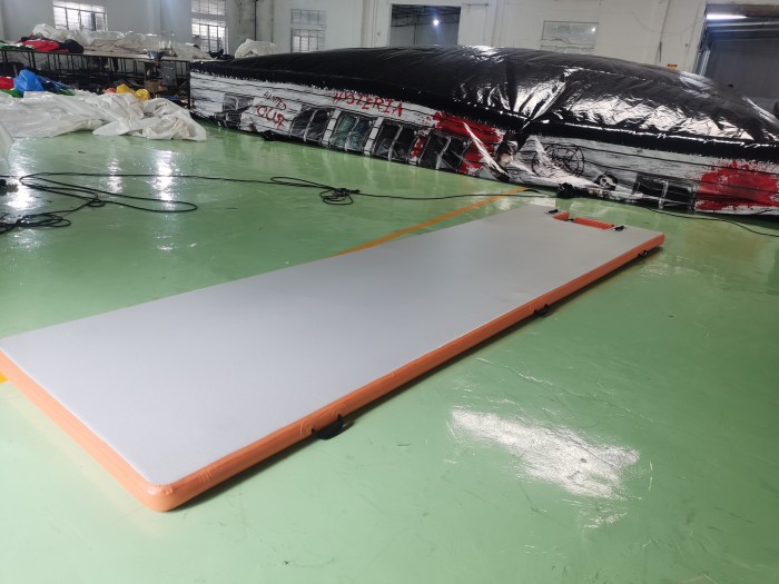 Надувная водная дорожка (с лесенкой) размер 5,5*1,5*0,1 м