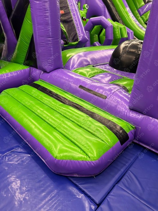 Надувная горка "Парк монстров" 18*8*5,4 м  Б/У