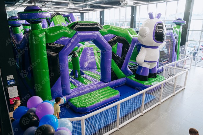 Надувная горка "Парк космоса" 18*12*5,4 м  Б/У 