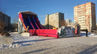 Надувная зимняя горка «Эверест», 10*7*8 м + финиш 12*7 м