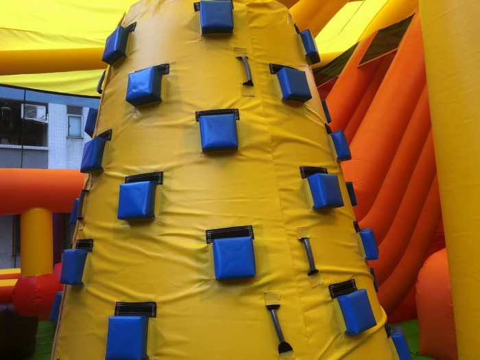 Надувная горка "Замок"  11*11*8,3 м