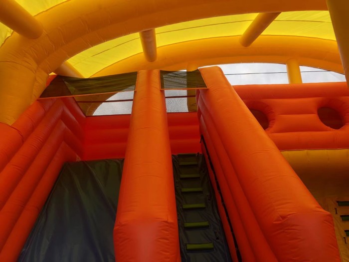 Надувная горка "Замок"  11*11*8,3 м