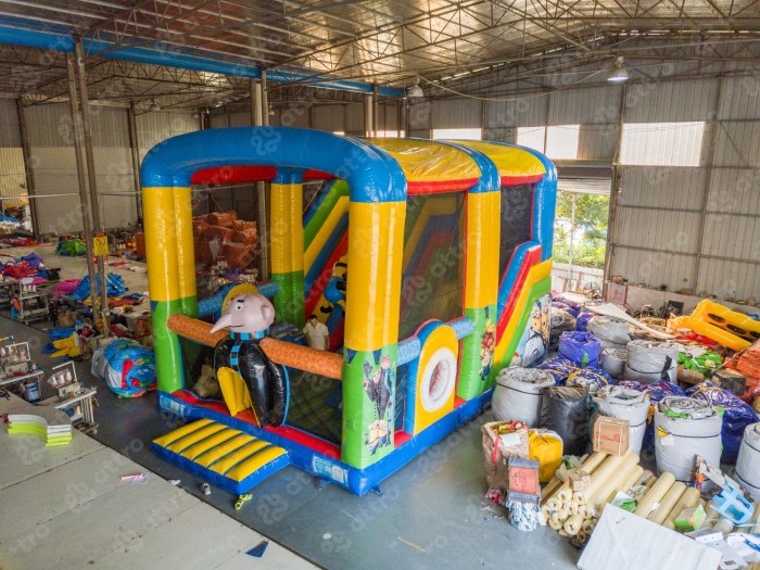 Надувной батут "Веселье Миньонов под крышей" 8*6*6 м