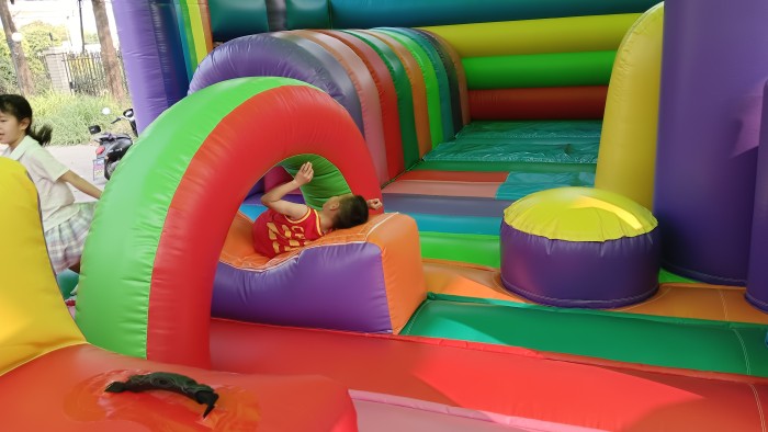 Надувная горка "Радуга" 11*11*9,1 м