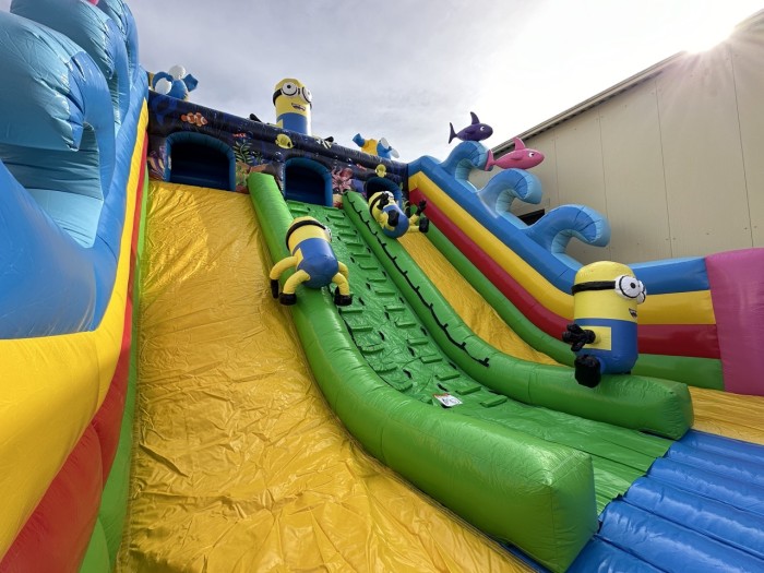Надувной батут "Миньоны на волнах 3" 14*8*8,4 м 