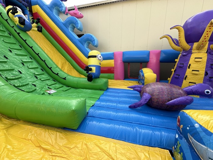 Надувной батут "Миньоны на волнах 3" 14*8*8,4 м 