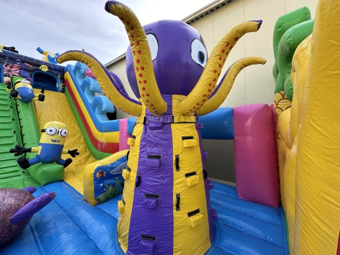 Надувной батут "Миньоны на волнах 3" 14*8*8,4 м 