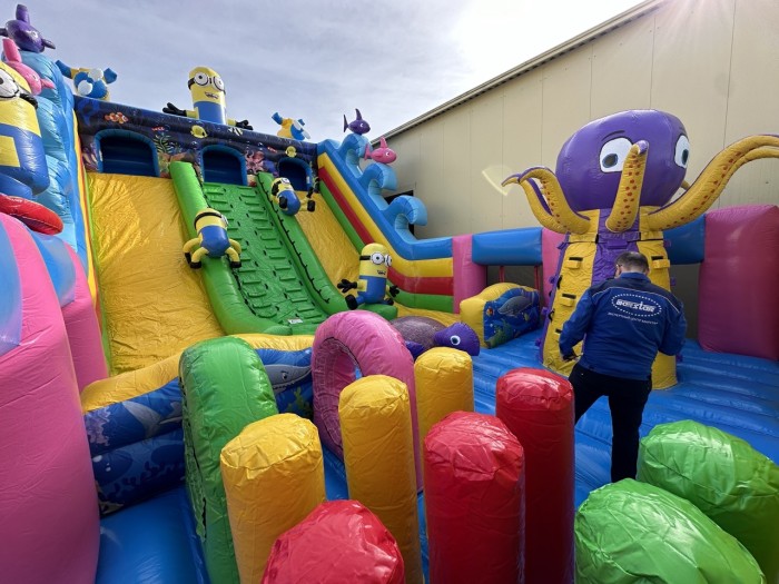 Надувной батут "Миньоны на волнах 3" 14*8*8,4 м 