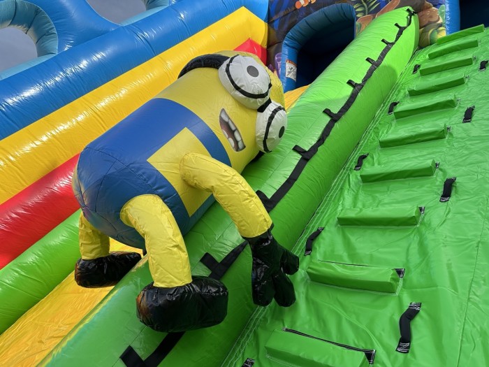 Надувной батут "Миньоны на волнах 3" 14*8*8,4 м 