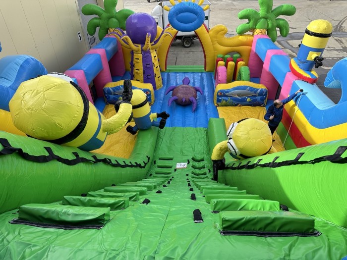 Надувной батут "Миньоны на волнах 3" 14*8*8,4 м 