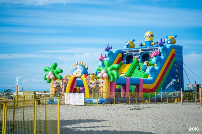 Надувной батут "Миньоны на волнах 3" 14*8*8,4 м 