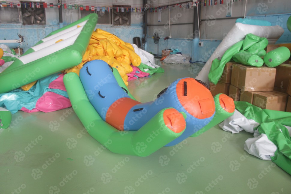 Надувные водные качели 