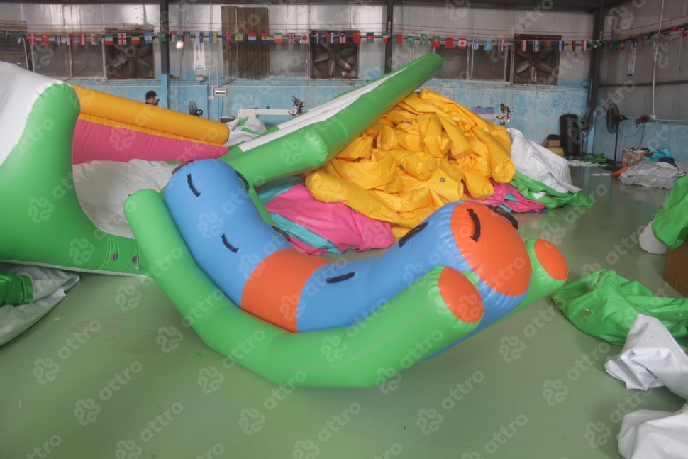 Надувные водные качели 