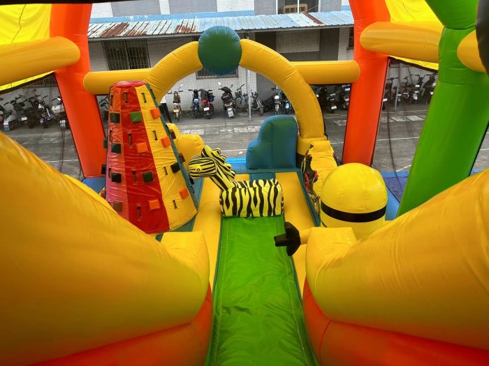 Надувной батут "Мультяшный мир" 9*6*5,5 м