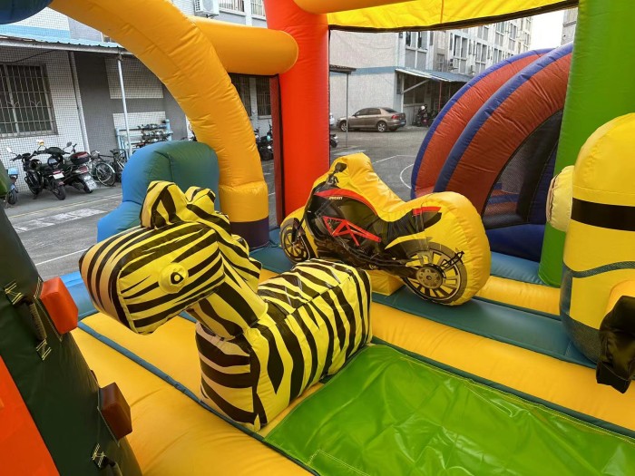 Надувной батут "Мультяшный мир" 9*6*5,5 м