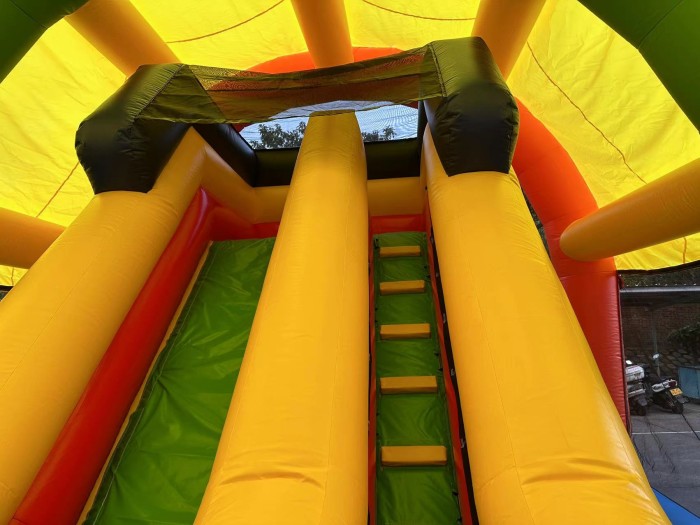 Надувной батут "Мультяшный мир" 9*6*5,5 м