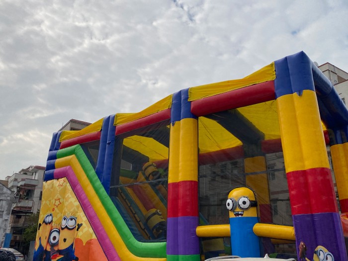 Надувной батут "Игры с Миньонами под крышей" 12*6*7 м