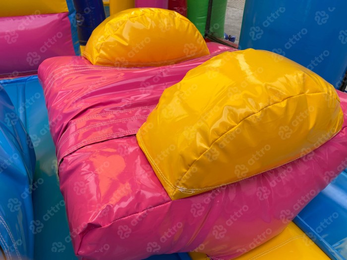 Надувной батут "Игры с Миньонами под крышей" 12*6*7 м