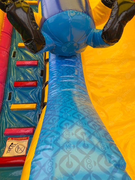 Надувной батут "Игры с Миньонами под крышей" 12*6*7 м