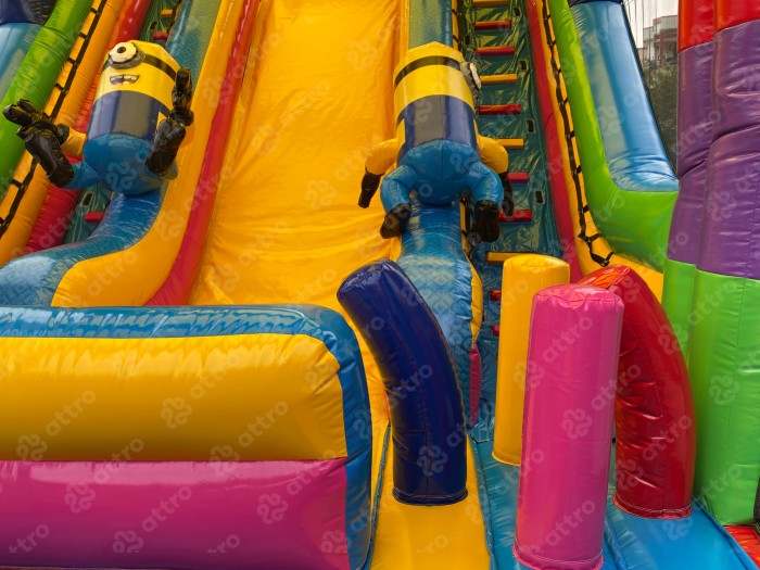 Надувной батут "Игры с Миньонами под крышей" 12*6*7 м