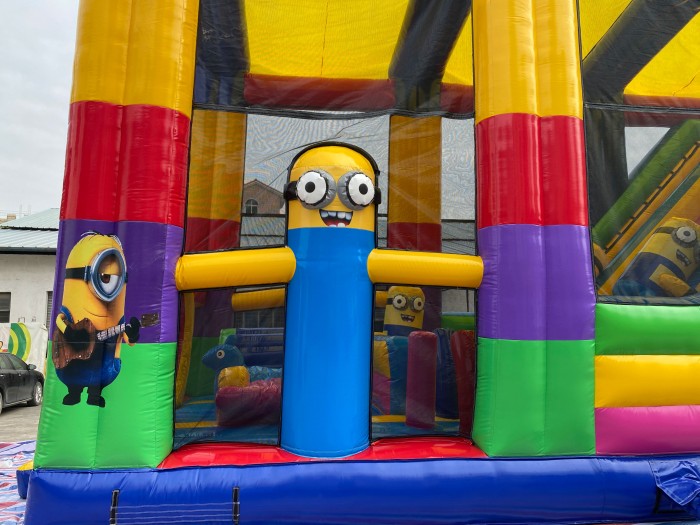 Надувной батут "Игры с Миньонами под крышей" 12*6*7 м