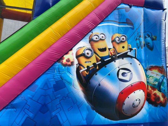 Надувной батут "Игры с Миньонами под крышей" 12*6*7 м