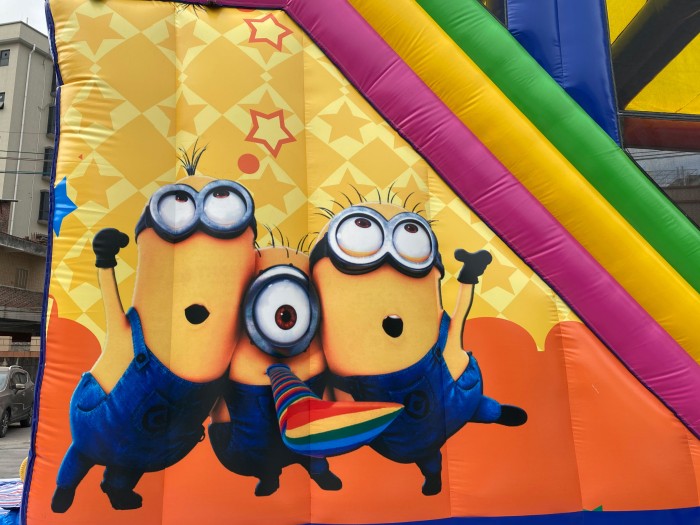 Надувной батут "Игры с Миньонами под крышей" 12*6*7 м