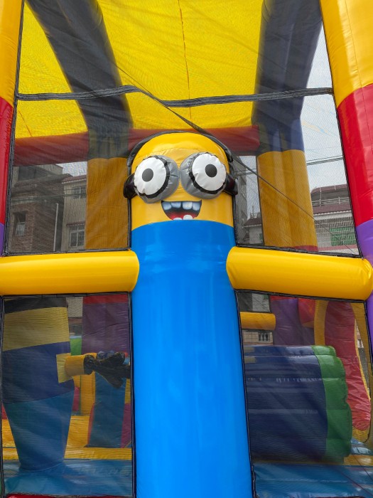 Надувной батут "Игры с Миньонами под крышей" 12*6*7 м