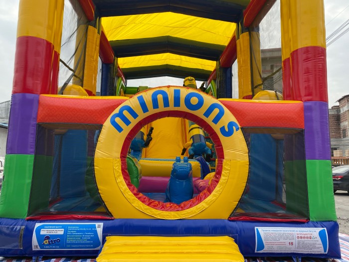 Надувной батут "Игры с Миньонами под крышей" 12*6*7 м