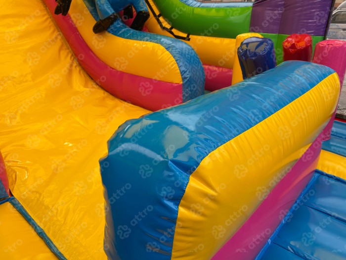 Надувной батут "Игры с Миньонами под крышей" 12*6*7 м