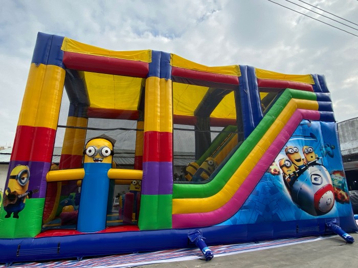 Надувной батут "Игры с Миньонами под крышей" 12*6*7 м