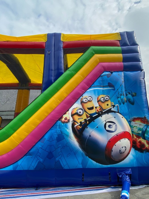 Надувной батут "Игры с Миньонами под крышей" 12*6*7 м