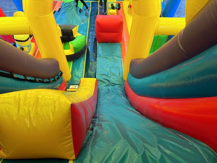 Надувной батут "Миньоны" 11*8*6,4 м