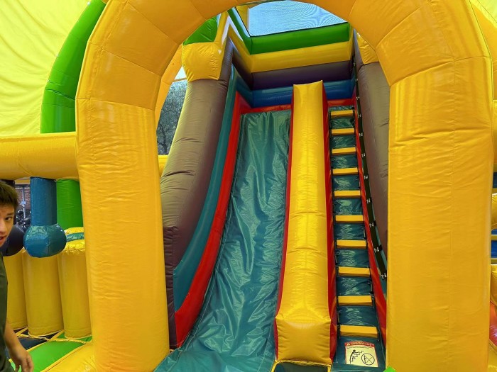 Надувной батут "Миньоны" 11*8*6,4 м