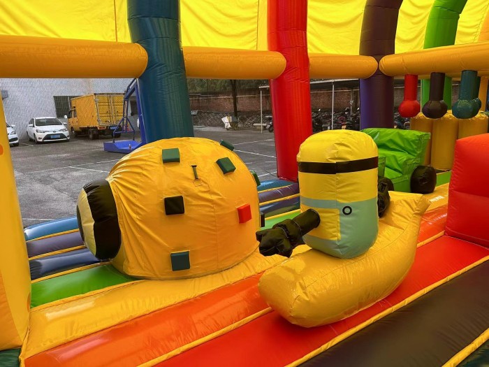 Надувной батут "Миньоны" 11*8*6,4 м