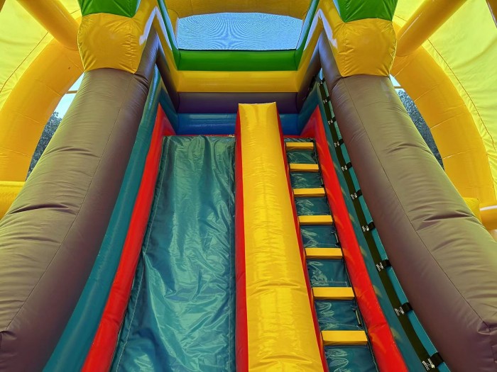 Надувной батут "Миньоны" 11*8*6,4 м