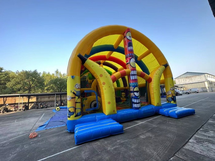 Надувной батут "Миньоны" 11*8*6,4 м