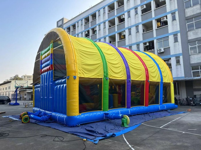 Надувной батут "Миньоны" 11*8*6,4 м