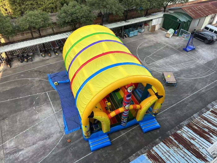 Надувной батут "Миньоны" 11*8*6,4 м