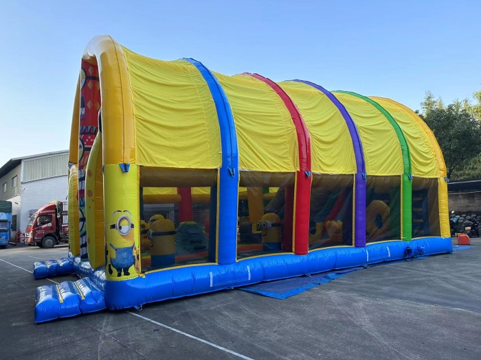 Надувной батут "Миньоны" 11*8*6,4 м