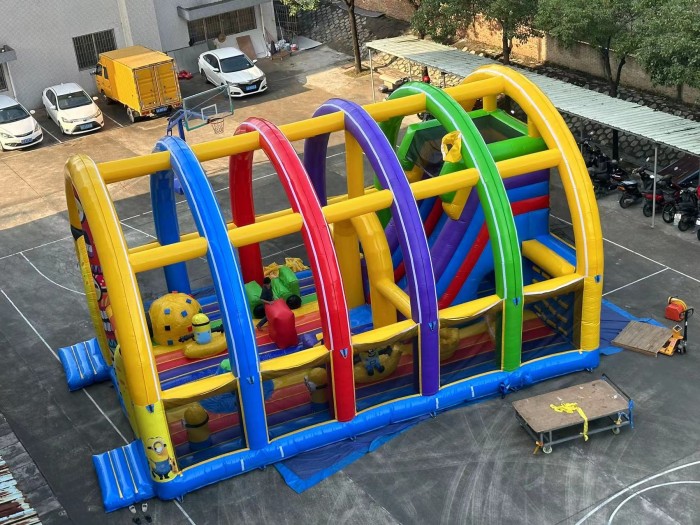 Надувной батут "Миньоны" 11*8*6,4 м